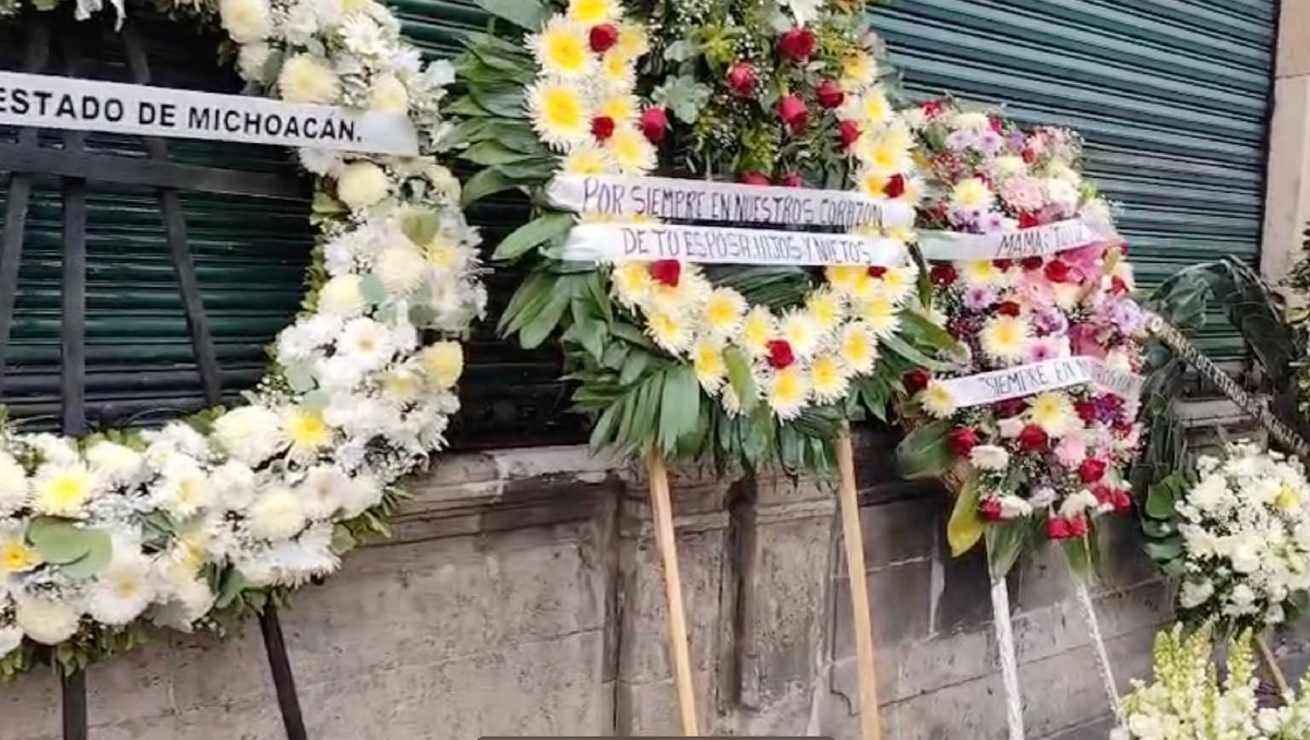 Se colocaron ofrendas de flores frente al Templo de la Virgen de la Merced en honor a las víctimas. | Especial