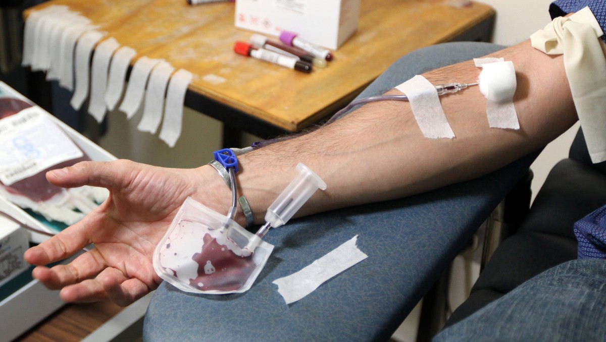 El IMSS apuntó que cualquier persona puede donar sangre, incluso aunque no tenga tenga familiares hospitalizados. | Foto: Especial