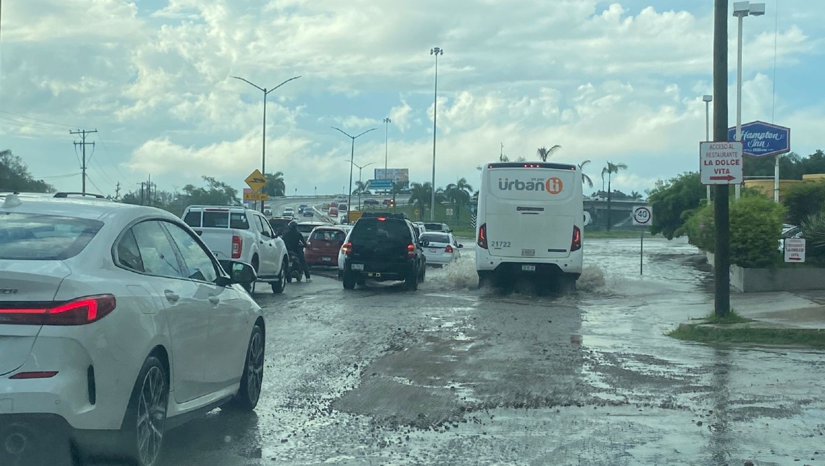 Se inunda prolongación avenida Hidalgo de Tampico. (Yazith Cartagena)