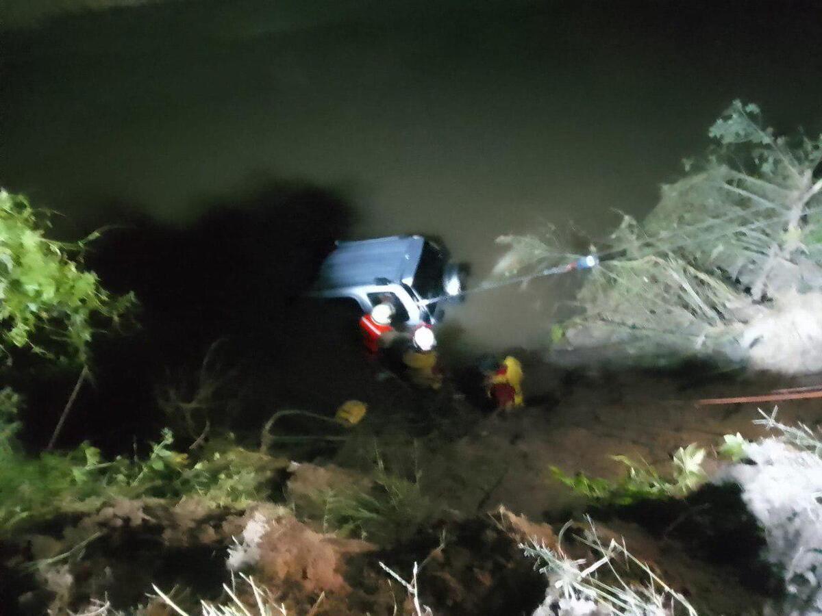 La camioneta cayó al arroyo. (Cortesía)