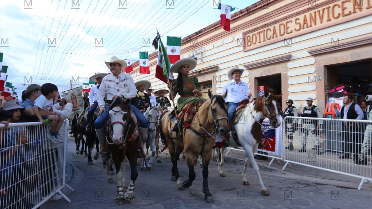 Libia Dennise en Cabalgata en Dolores Hidalgo. | Dany Béjar.