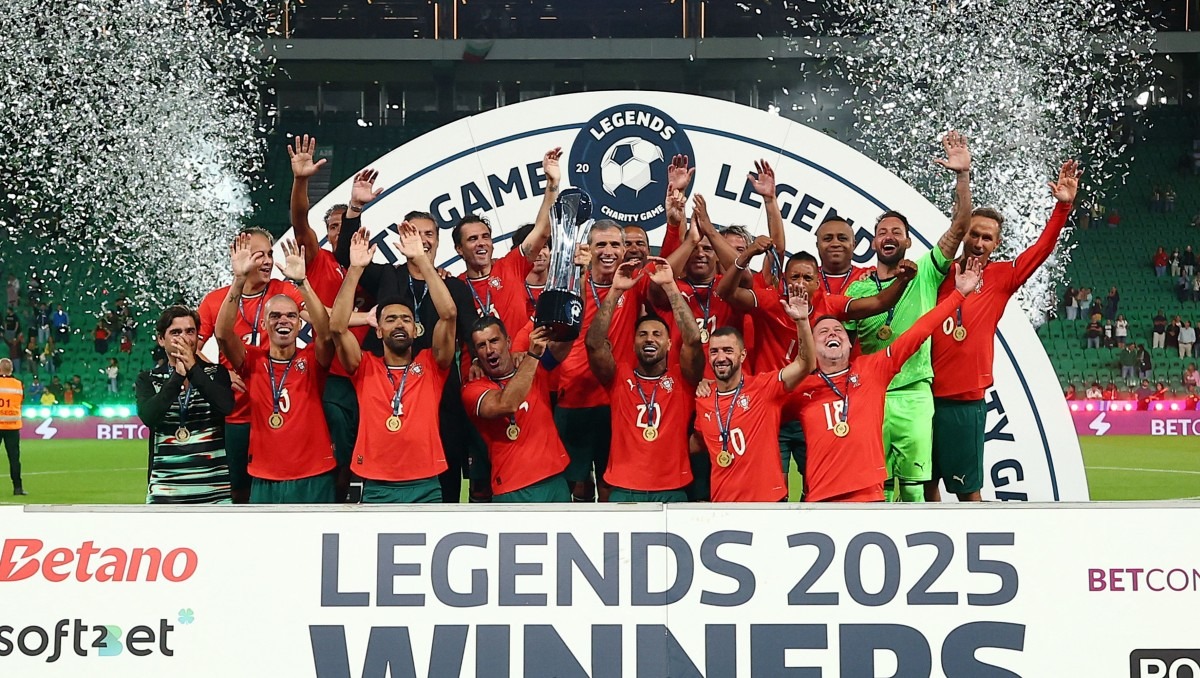 Luis Figo lidera a Portugal en duelo de leyendas del futbol mundial (Reuters)
