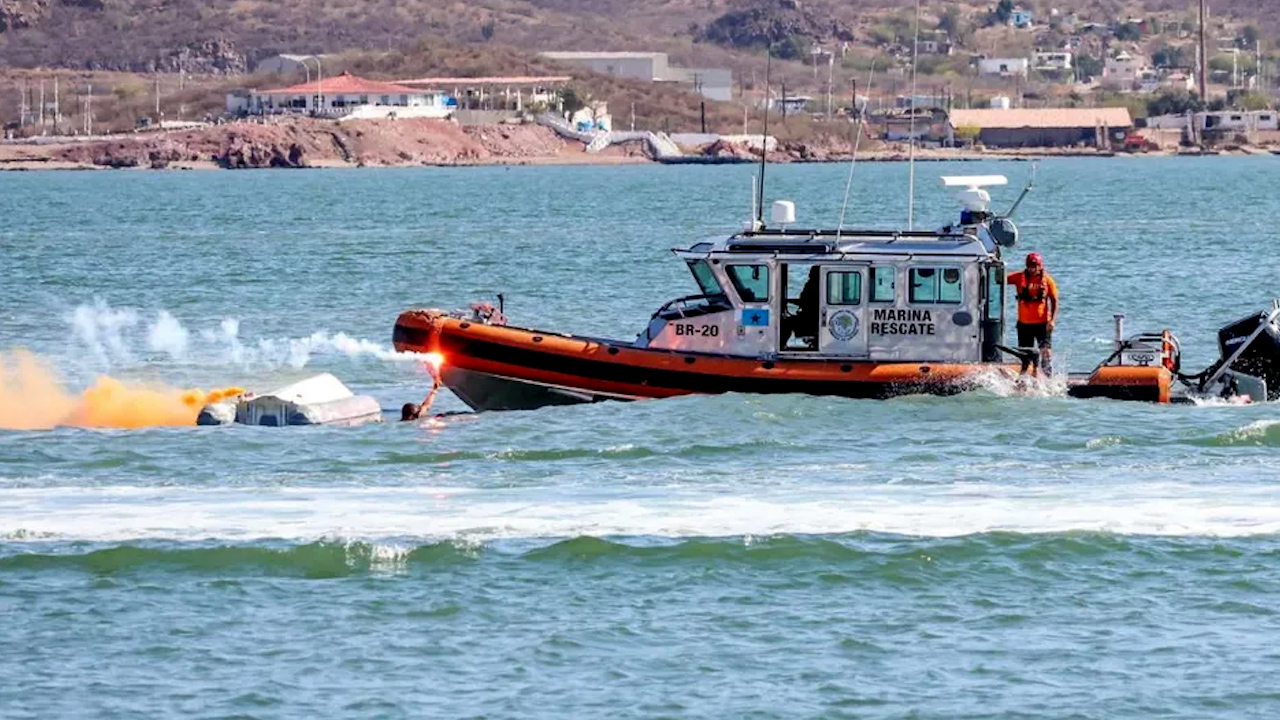 Marina auxilia a extranjero herido en embarcación a la deriva