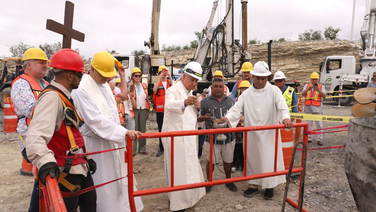 Monseñor Rogelio Cabrera consagró los trabajos | Luis Guerra