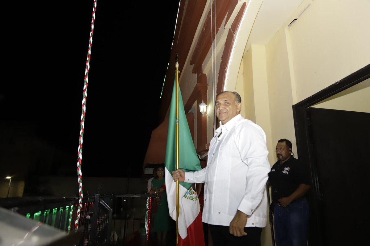 El alcalde de Escárcega, Juan Carlos Hernández Rath, clamó "Viva Josefa Ortiz de Pinedo" durante el Grito de Independencia. | Especial