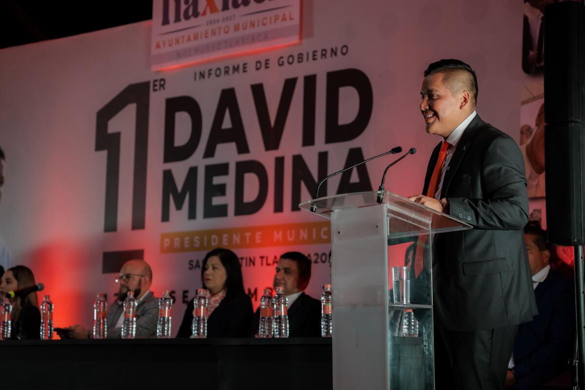 Alcalde de San Agustín Tlaxiaca, David Medina, durante la presentación de su Primer Informe de Gobierno.