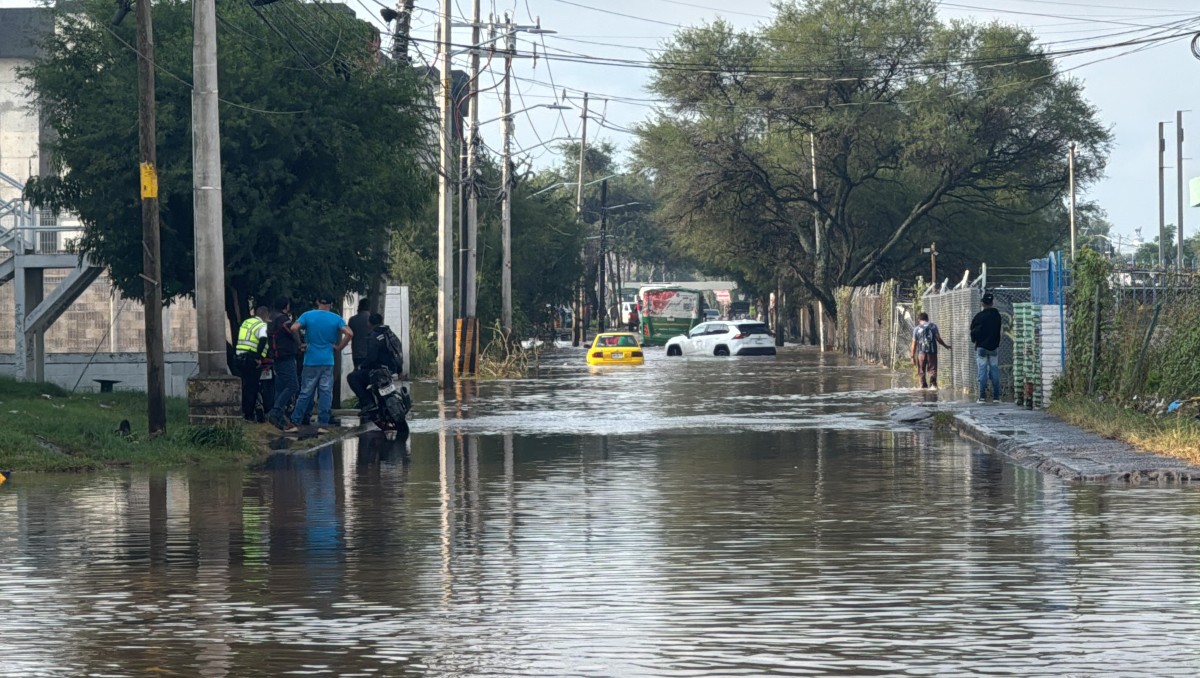 Avenida Adolf Horn fue afectada por la inundación este martes (Alan Catellanos)