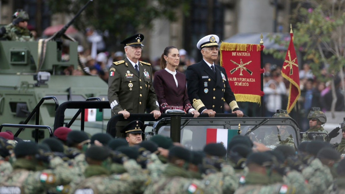 Comandanta suprema de las Fuerzas Armadas, Claudia Sheinbaum, en el desfile 2025. | Ariel Ojeda