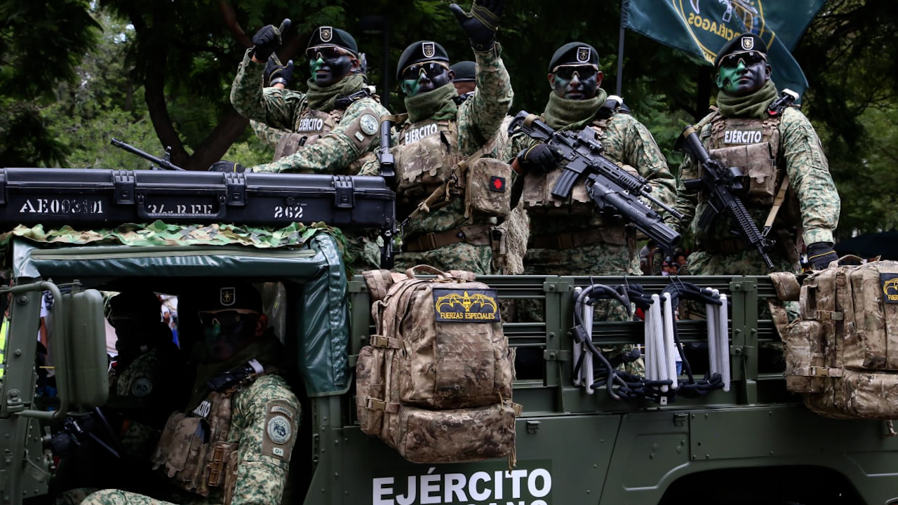 Contingentes llegan a Campo Marte tras Desfile Militar 2025