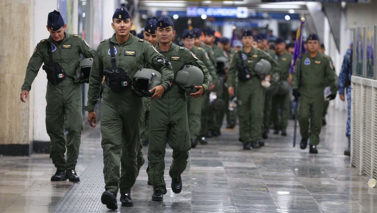 Elementos de la Fuerza Aérea Mexicana rumbo al Desfile Cívico Militar en el Zócalo | Ariana Pérez