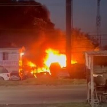 Fuerte incendio de Yonke en Reynosa. | Cortesía