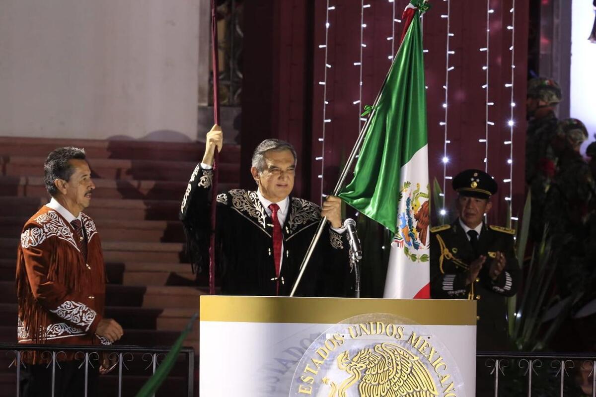 El gobernador Américo Villarreal ondea la bandera nacional desde el balcón del Palacio de Gobierno durante el Grito de Independencia | Especial