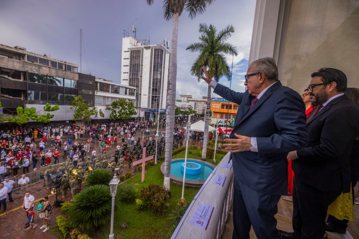 El gobernador Rubén Rocha Moya observa desde el balcón del Ayuntamiento el desfile militar | Especial