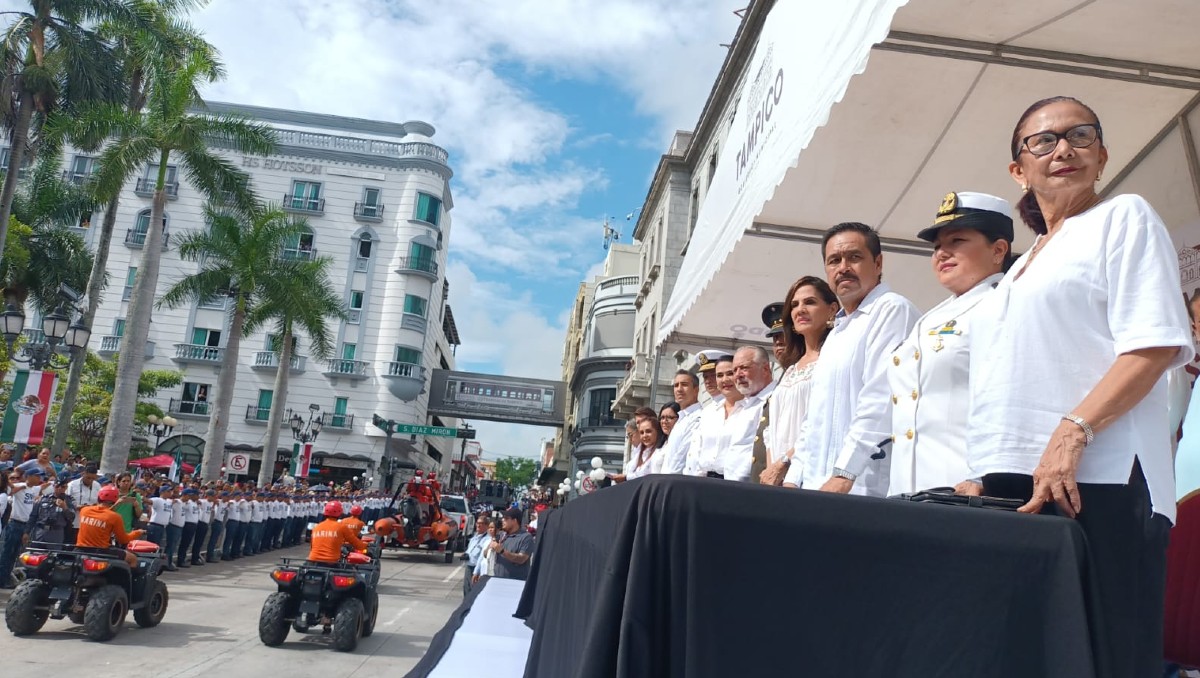 Inicia desfile de Independencia en Tampico. (Jesús Alberto García)