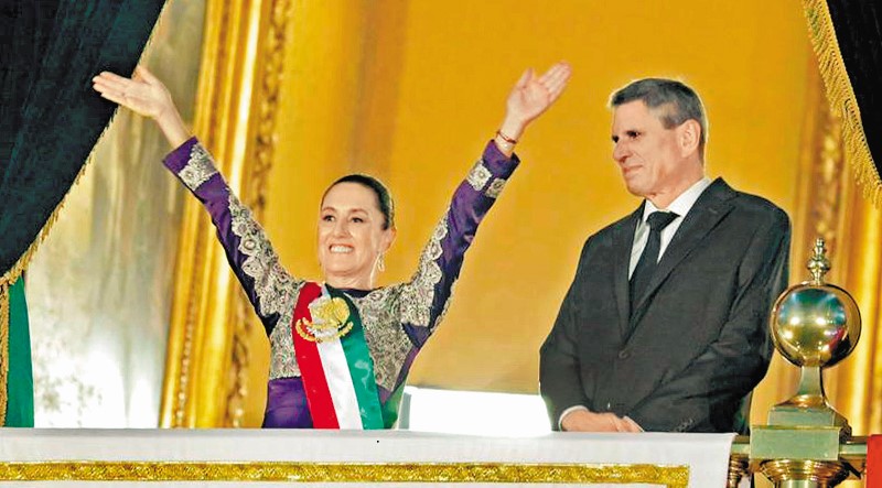 La jefa del Ejecutivo saluda desde el Palacio Nacional. ARIEL OJEDA