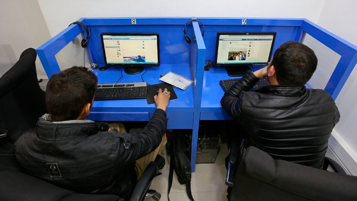 Por orden de una "prohibición total" no hay acceso a internet por cable en la provincia afgana de Balkh. | Foto: AP
