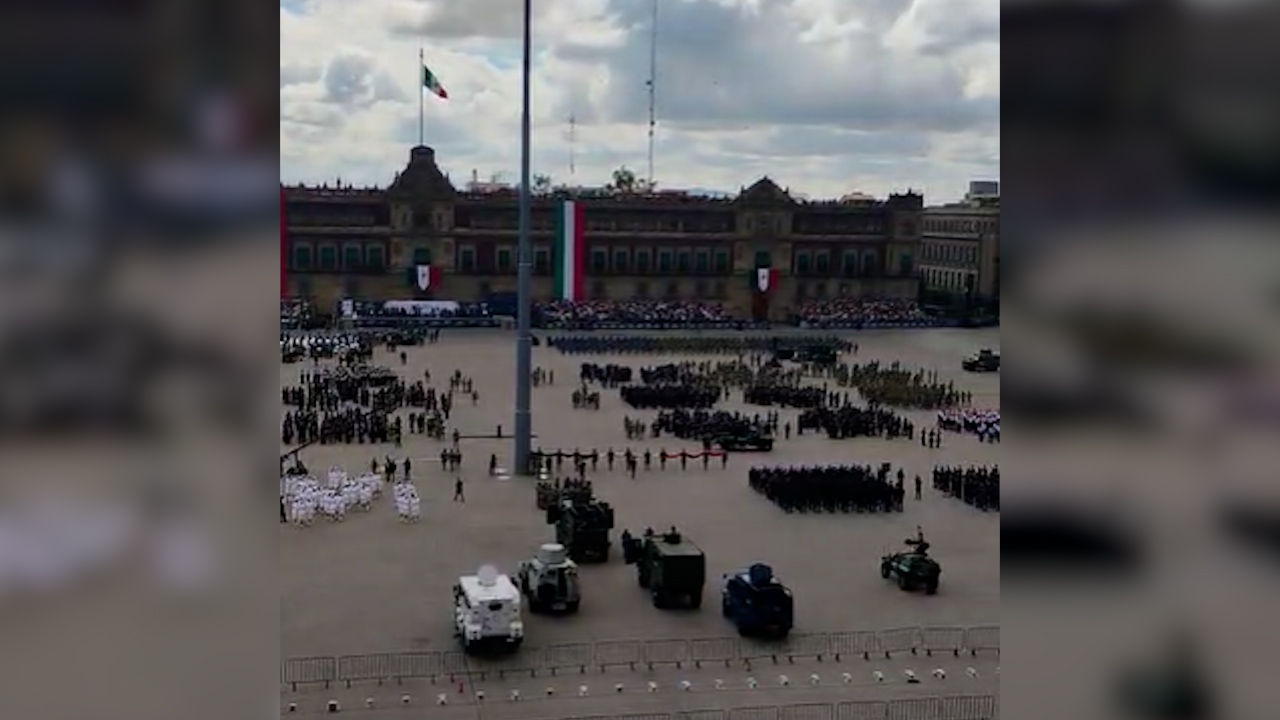 Sheinbaum pasa revista a los miembros del Desfile Militar en CdMx