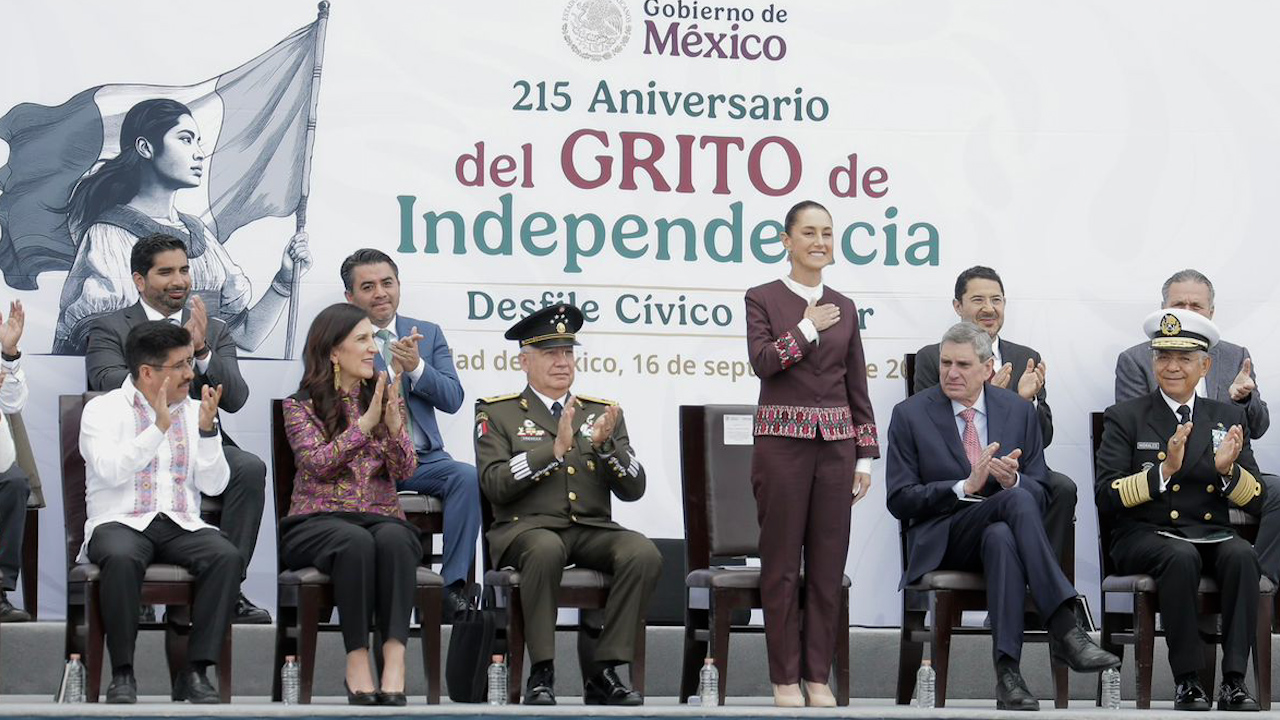 Sheinbaum preside Desfile Militar por 215 Aniversario de la Independencia en CdMx