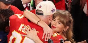 El ala cerrada de los Chiefs, Travis Kelce, dio algunos detalles sobre su compromiso con la cantante Taylor Swift, revelando que se le salieron algunas lágrimas