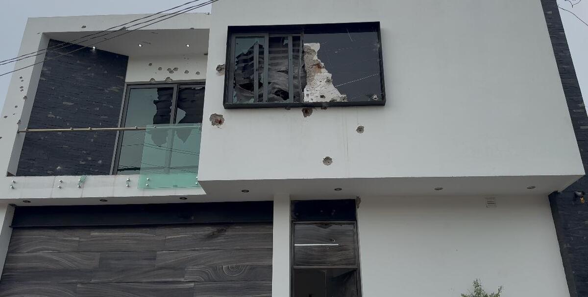 Varias casas terminaron con impactos de bala.