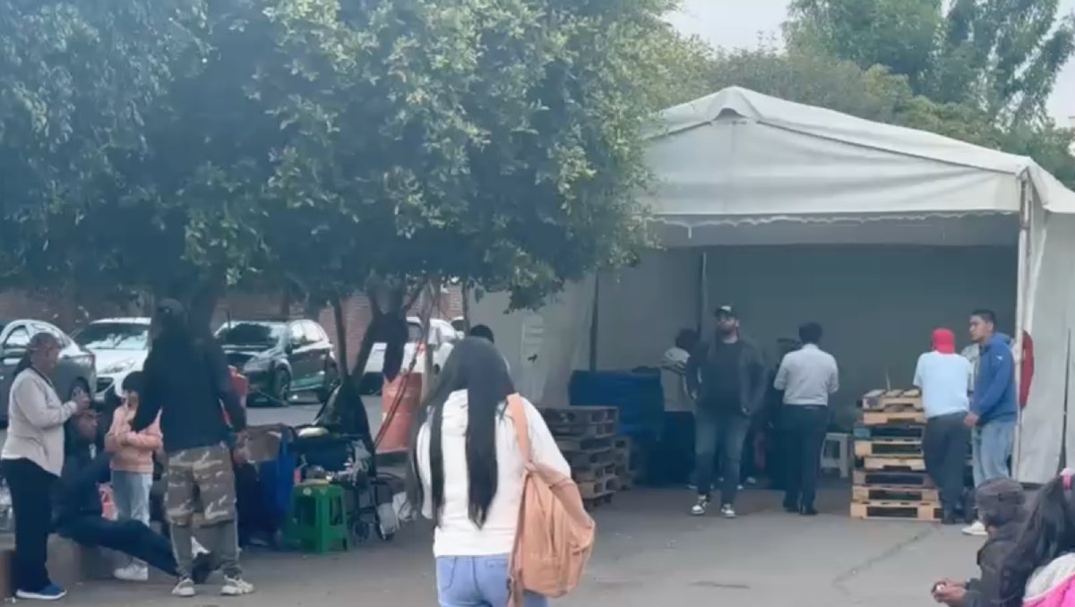 Los afectados por la explosión reciben donaciones en una carpa afuera del Hospital Regional de La Paz. Foto: (Lauro Galicia)