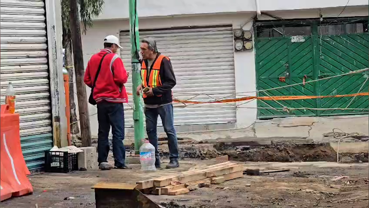 Afectados por socavón en Iztapalapa piden apoyos para sobrevivir