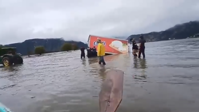 Camioneta repartidora a punto de hundirse en laguna de Metztitlán. (Cortesía)