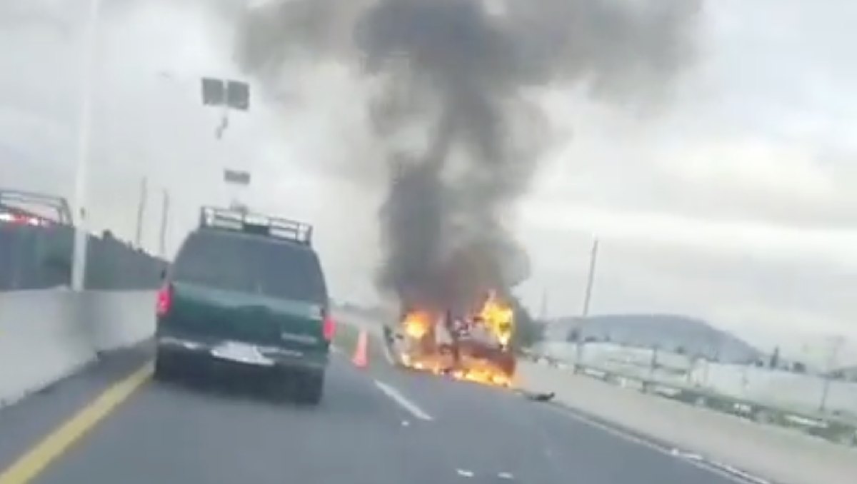 La conductora alcanzó a salir antes de que el auto se incendiara sobre Siervo de la Nación. Foto: (Especial)