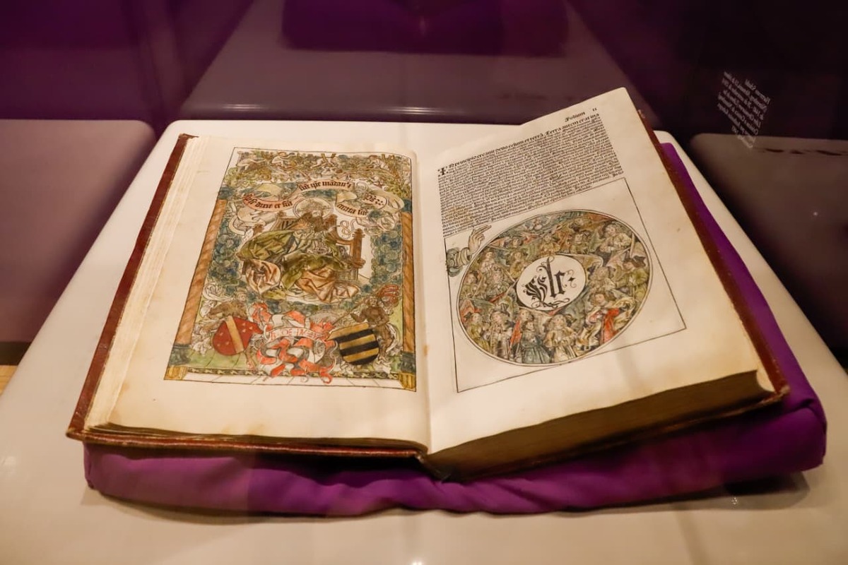 'Crónica de Nuremberg', de Hartmann Schedel, impreso en 1493 con 652 grabados y más de mil 804 imágenes. (Cortesía: Carlos Vieyra)
