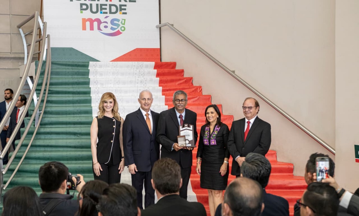 Doctor Nagamani Balagurusamy, catedrático e investigador de la UAdeC, Unidad Laguna, recibiendo su presea. (cortesía)