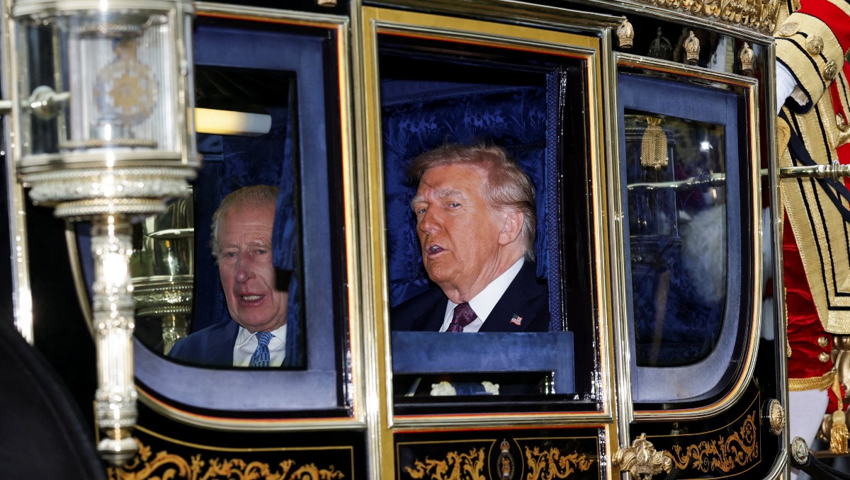 Donald Trump junto a Carlos III en carruaje real. | AFP