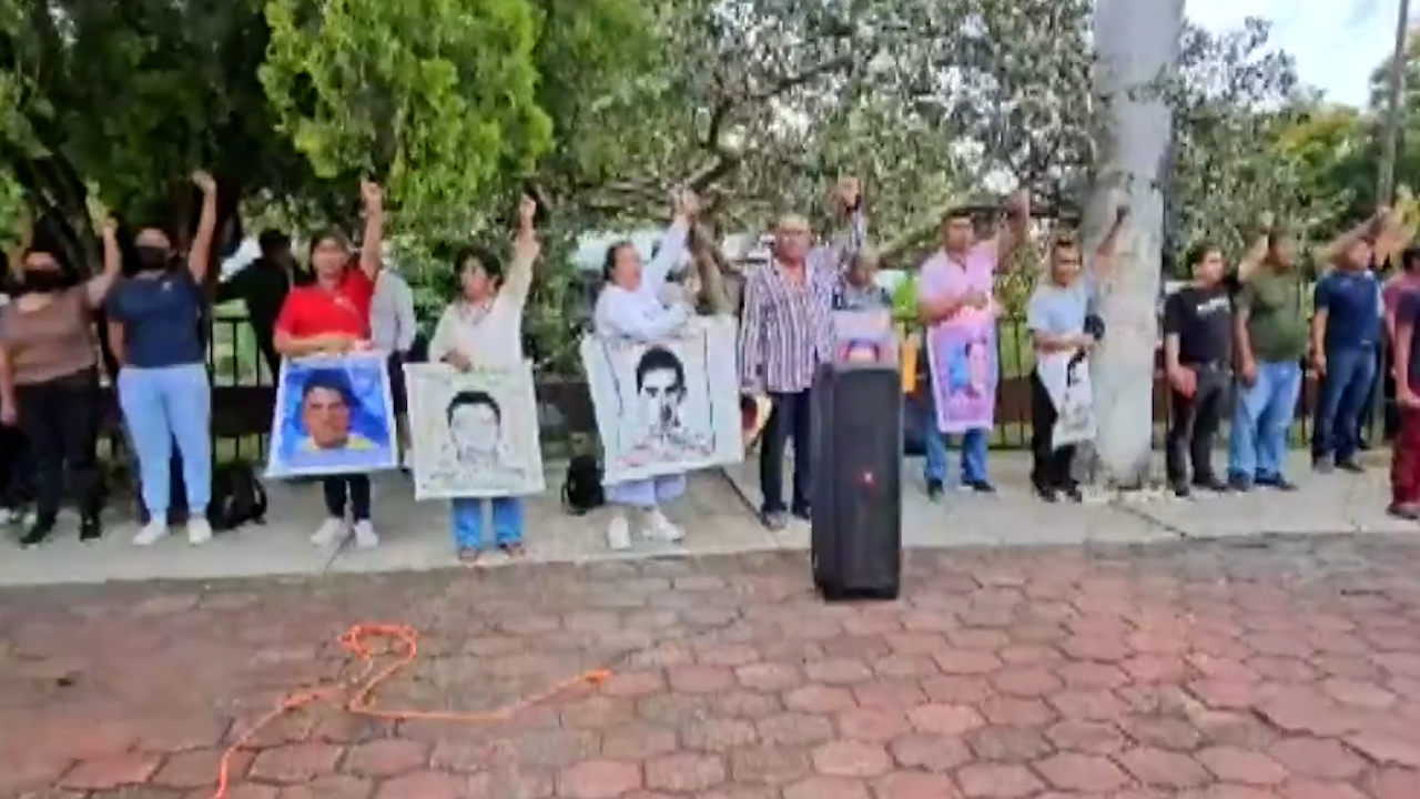 Familiares de los 43 normalistas desaparecidos de Ayotzinapa siguen pidiendo justicia