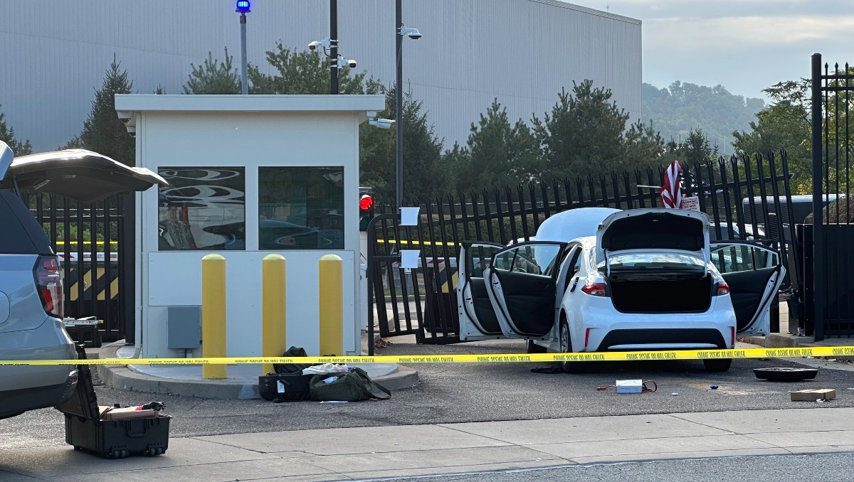 El hombre sacó una bandera de Estados Unidos tras el choque. | AP