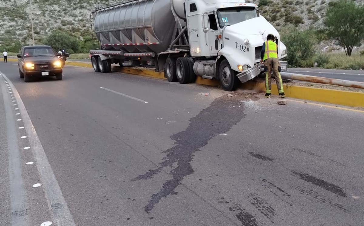 La pipa trasladaba polietileno, sin embargo, no hubo ninguna fuga. l Especial