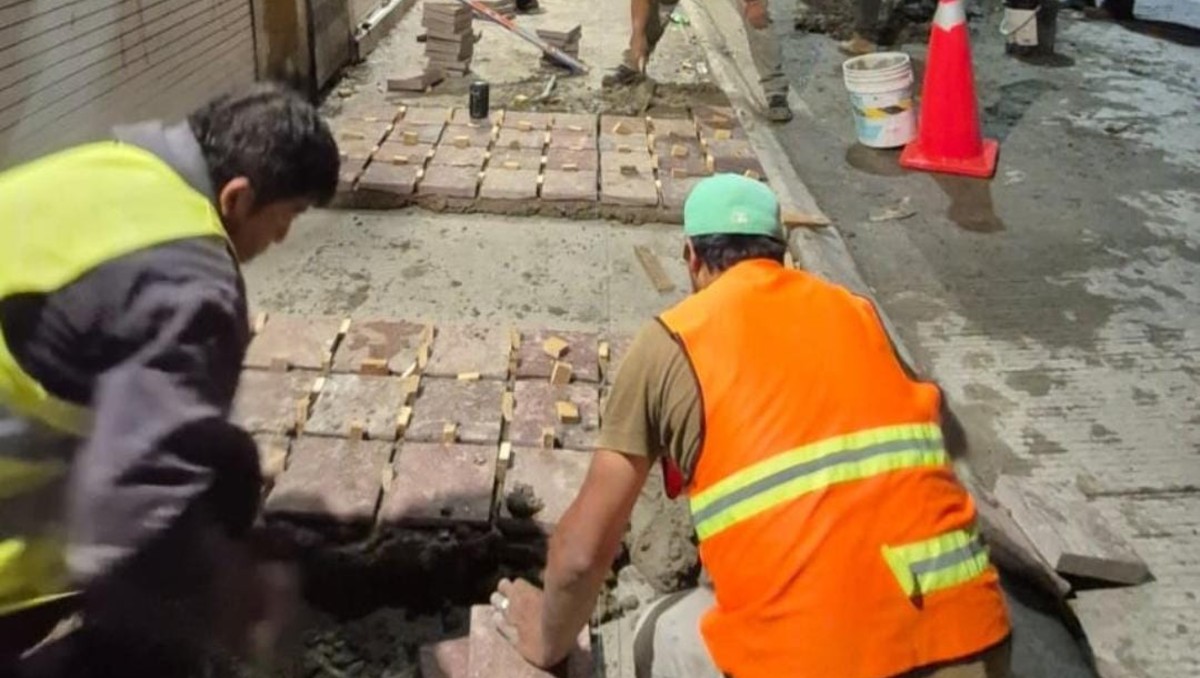 León registra avance en rehabilitación de banquetas en Zona Centro | Especial