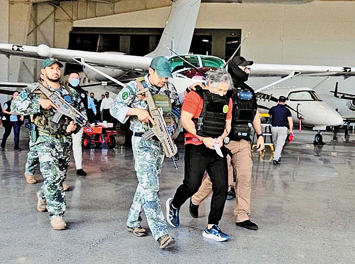 Bermúdez Requena fue trasladado a un hangar del Aeropuerto Internacional Silvio Pettirossi, del que partió al país. ESPECIAL