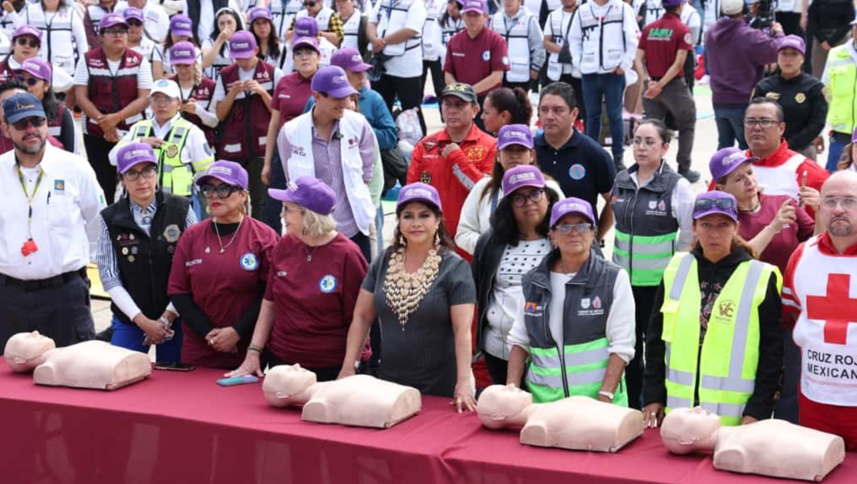 Clara Brugada apuntó que la clase masiva de primeros auxilios fue un acto de responsabilidad solidaria. | Foto: @ClaraBrugadaM