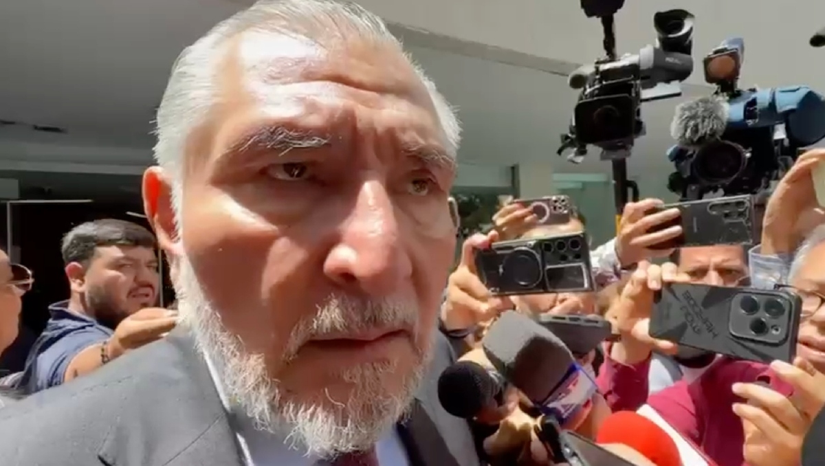 El coordinador de los senadores,  Adán Augusto López, en entrevista a su salida de la sesión. | Especial