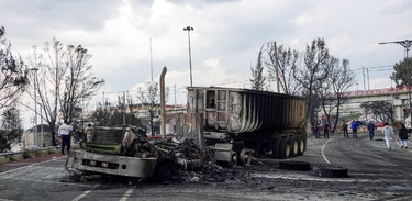 Daños tras la explosión de una pipa de gas en el bajopuente de Puente de la Concordia ayer, en Iztapalapa.