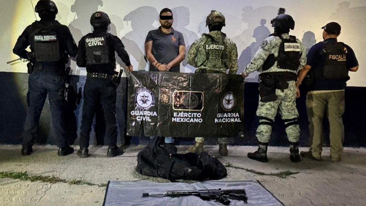Detienen a hombre con armas y aseguran explosivos en Apatzingán, Michoacán