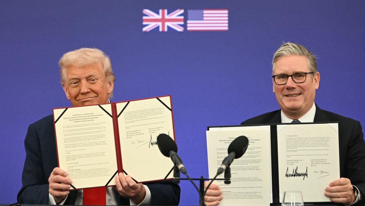 Donald Trump firmó junto a Keir Starmer. | AFP
