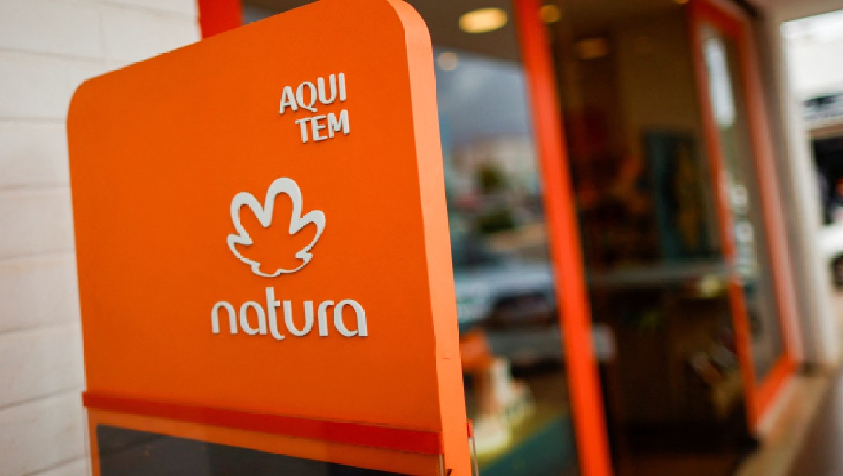 Logo de Natura se ve fuera de una tienda en Brasilia, Brasil.  Noviembre 2023. Foto: Reuters