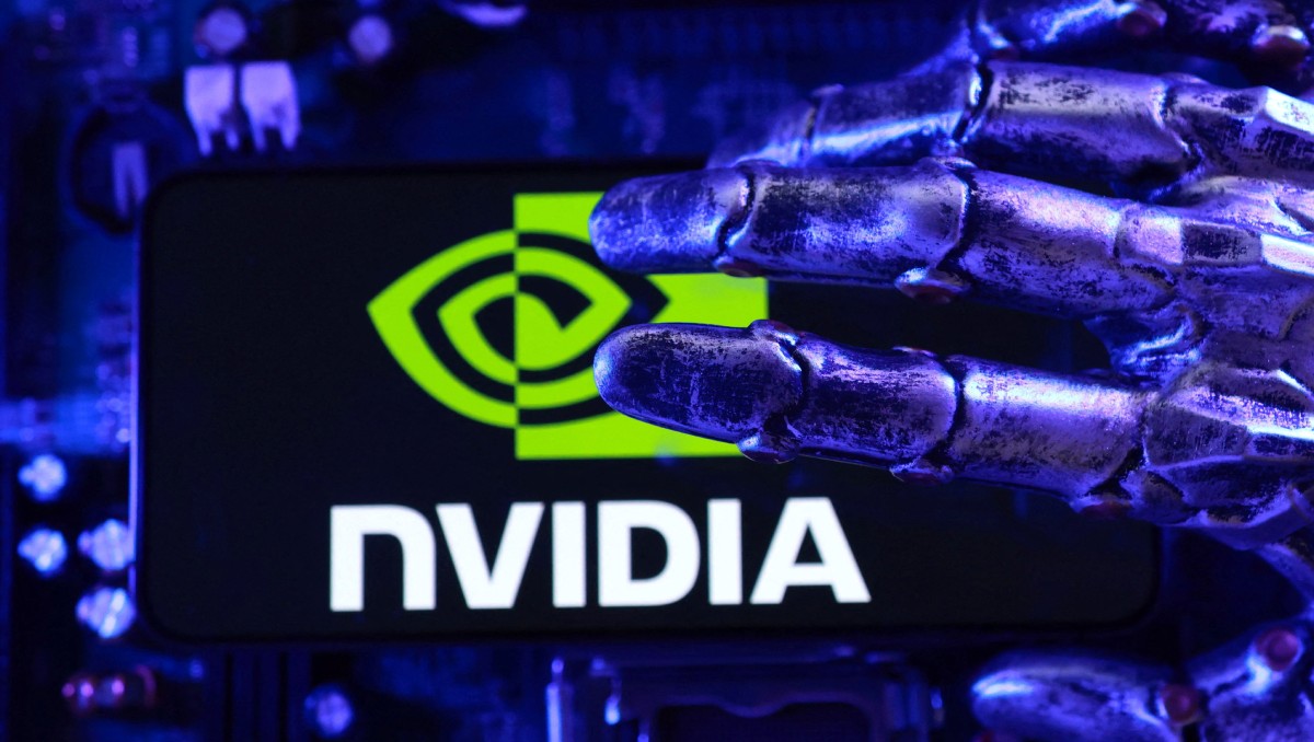 Logo de Nvidia, junto a chips y una mano robótica impresa en 3D. Agosto de 2025.  Foto: Reuters
