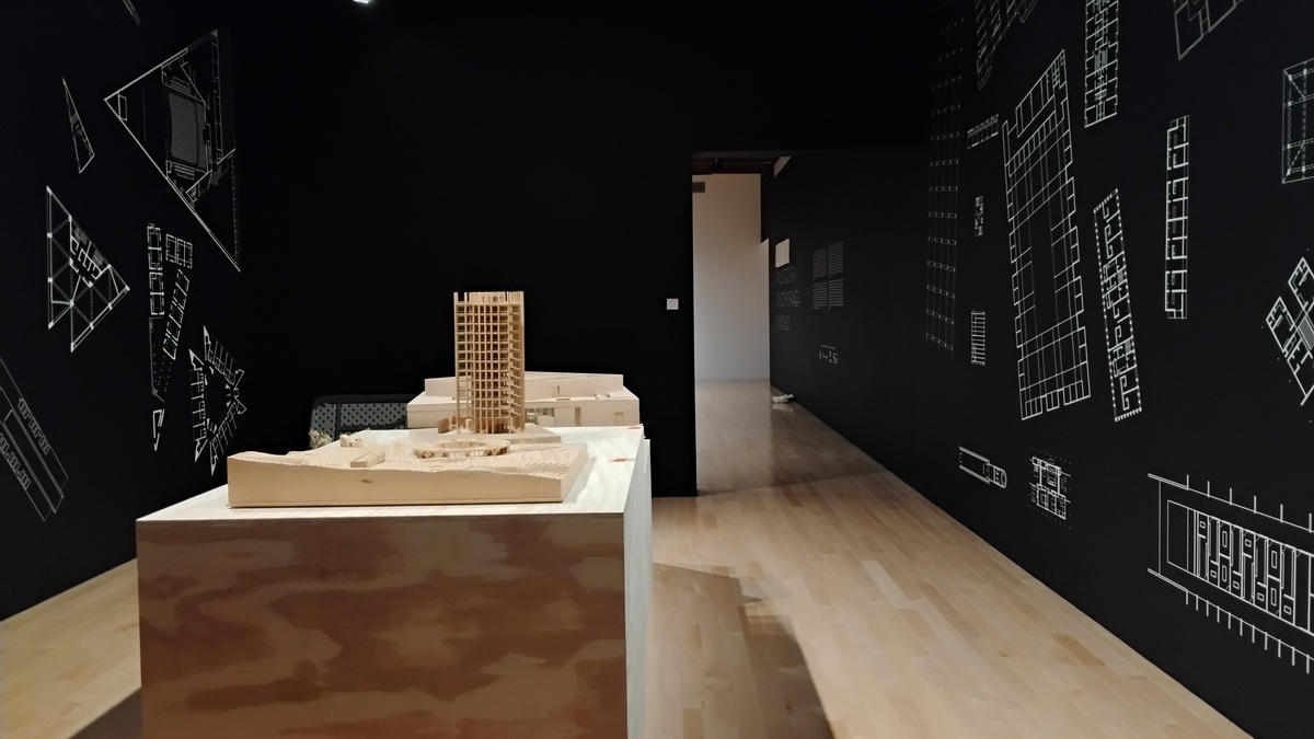 Muestra diversas tipologías, como vivienda multifamiliar y arquitectura comunitaria. (Foto: Leticia Sánchez Medel)