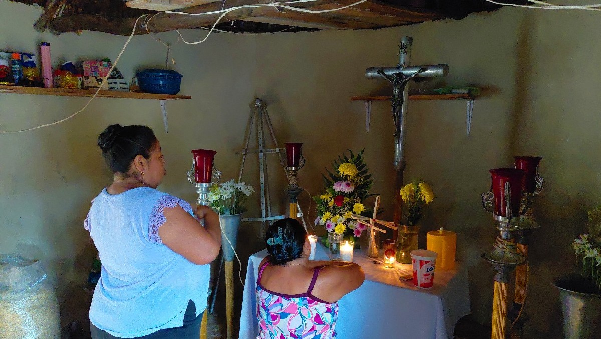 Mujeres de la comunidad organizaron un rezo de nueve días como forma de homenaje. (Especial)