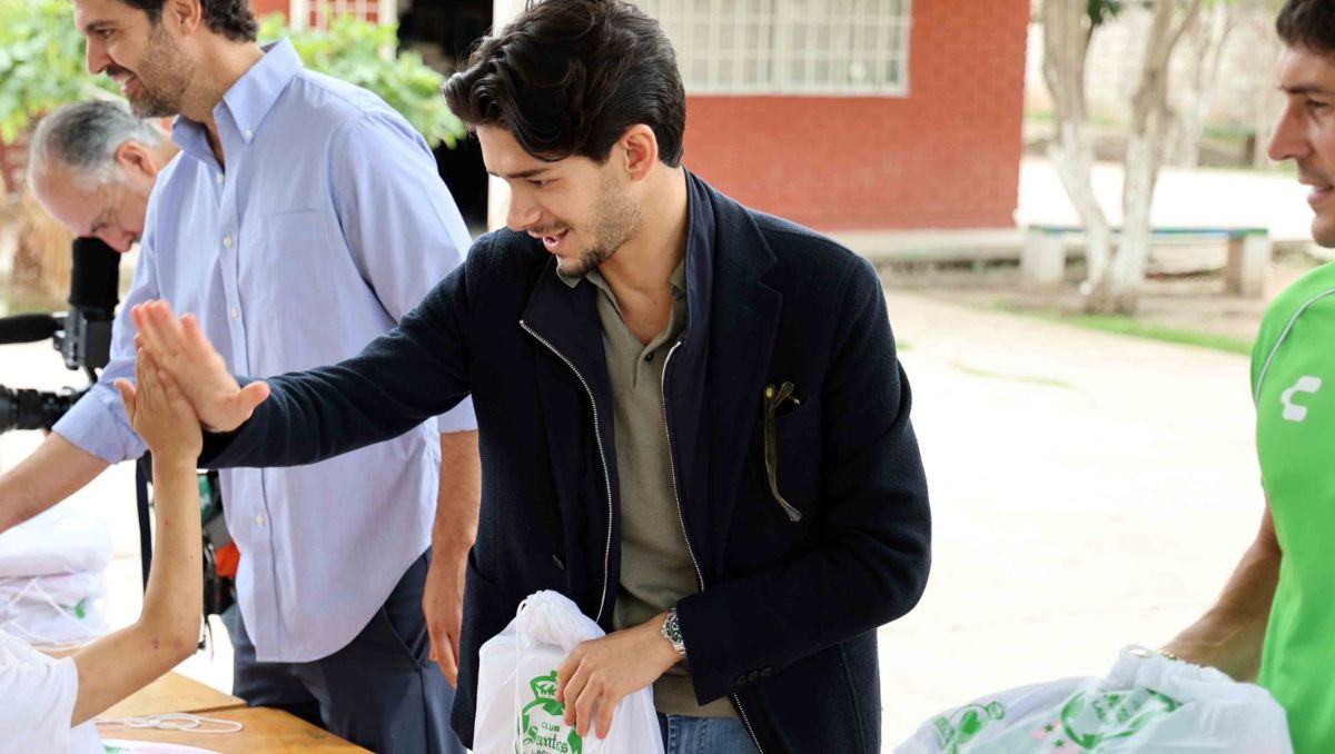 Santos Laguna entregó morrales con útiles escolares a los alumnos de la Escuela Primaria Francisco I. Madero. | Especial