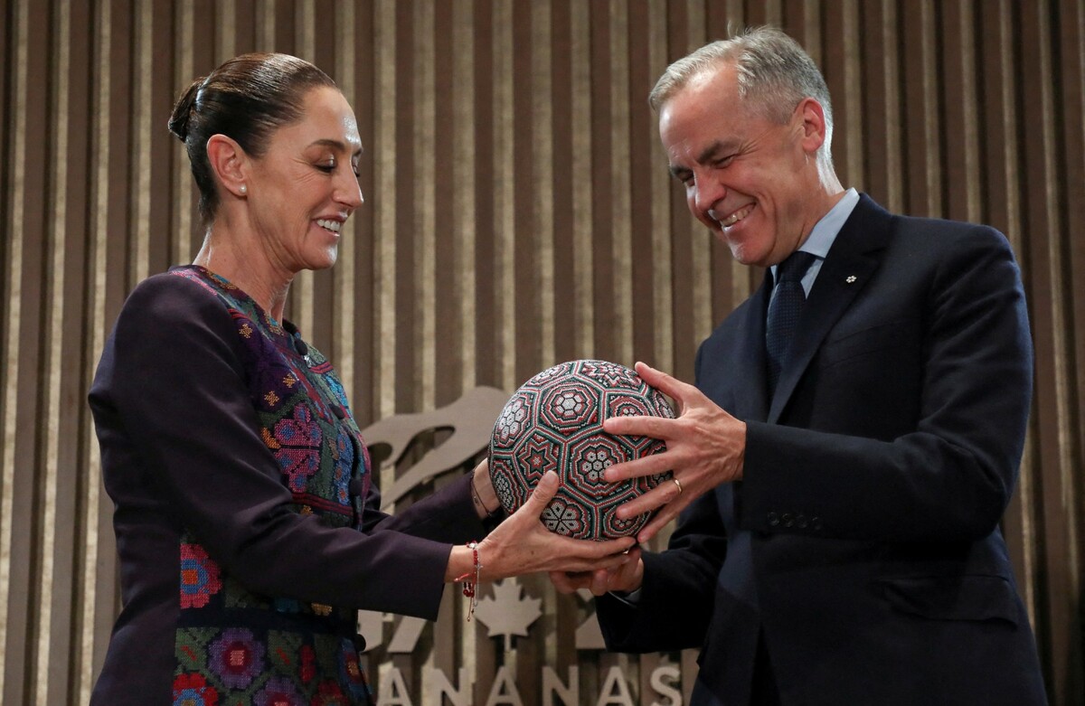 Sheinbaum y Carney se conocieron en el G7, cuando ella le regaló un balón. | Reuters
