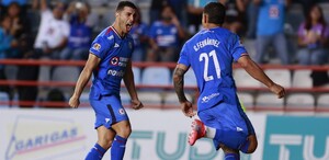 Toro Fernández y Erik Lira celebran gol de Cruz Azul ante Pachuca