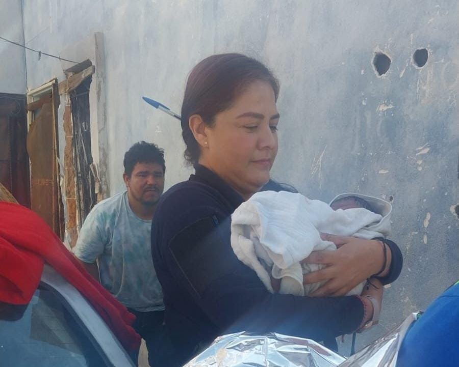 En Torreón, mujer da a luz en patio de su casa y policías la auxilian. (Milenio Policía)