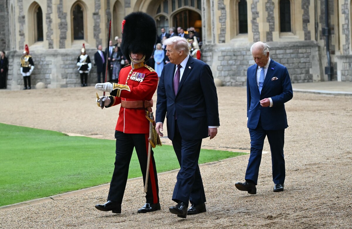 Trump fue acusado de "ignorar" al rey Carlos III. | AFP